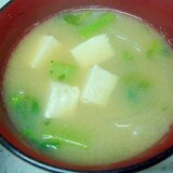 豆腐と玉葱と大根葉の味噌汁